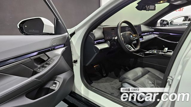BMW 5-Series 2025 — photo 11