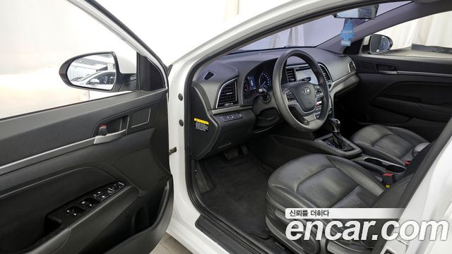Hyundai AVANTE 2017 — photo 10