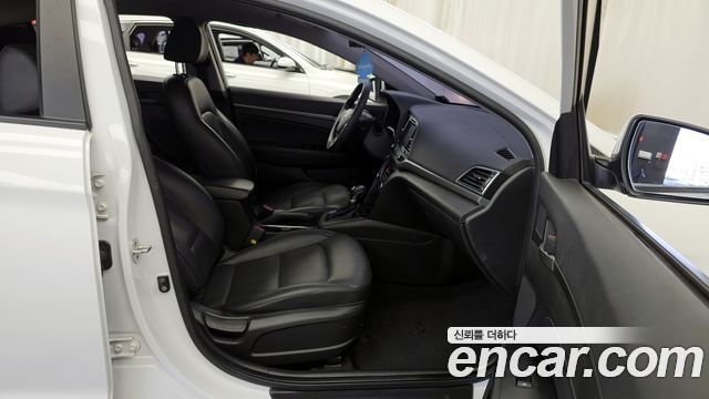 Hyundai AVANTE 2017 — photo 11