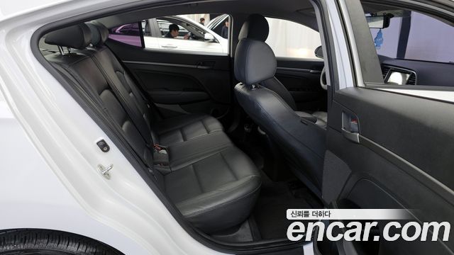 Hyundai AVANTE 2017 — photo 12