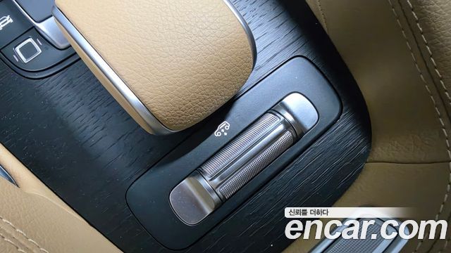 Mercedes-Benz GLE-Class 2025 — photo 13