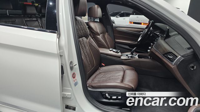 BMW 5-Series 2017 — photo 10