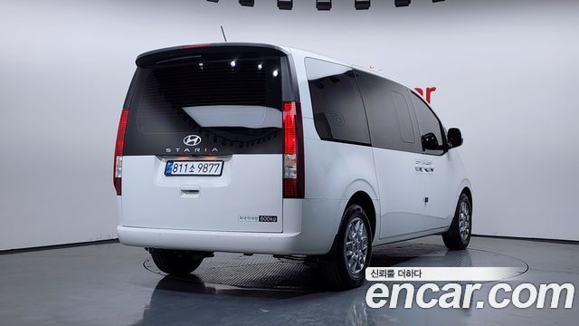 Hyundai Staria 2025 — photo 2