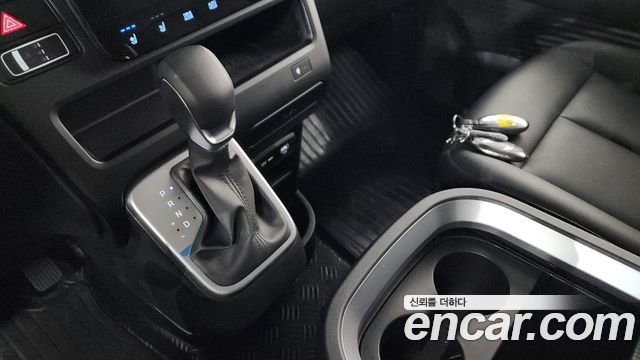 Hyundai Staria 2025 — photo 9