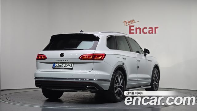 Volkswagen Touareg 2023 — photo 2
