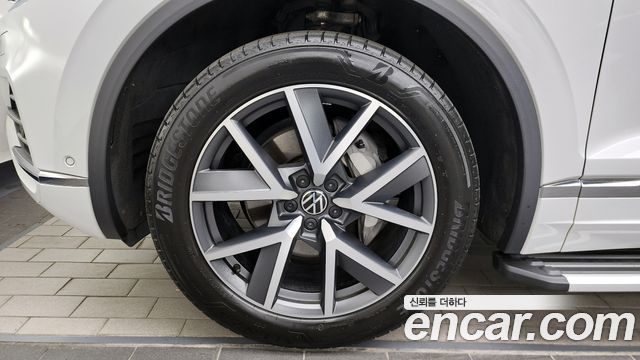Volkswagen Touareg 2023 — photo 5
