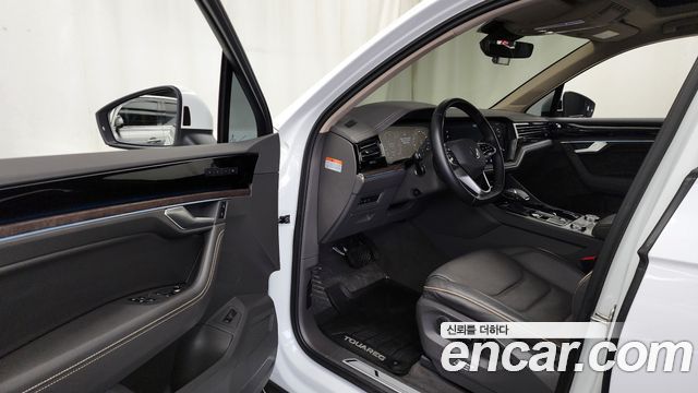 Volkswagen Touareg 2023 — photo 10