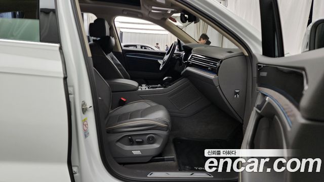 Volkswagen Touareg 2023 — photo 11