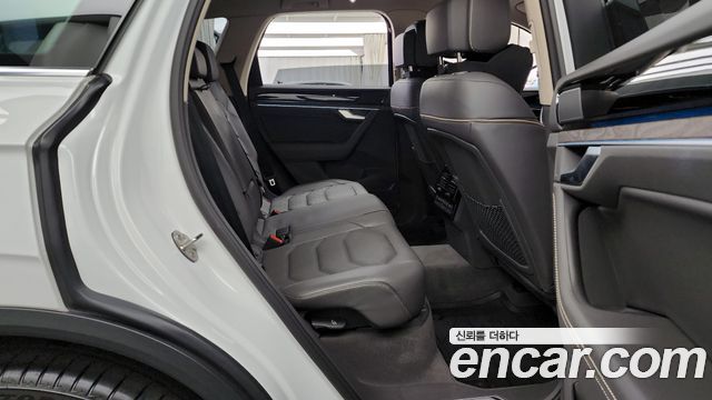 Volkswagen Touareg 2023 — photo 12