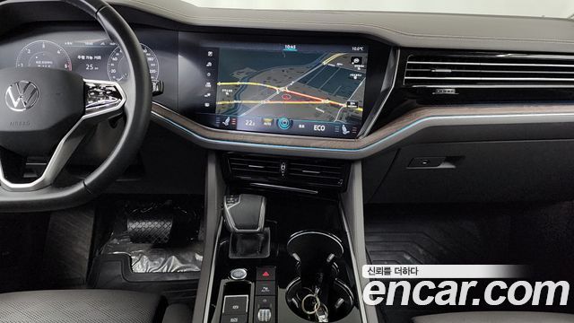 Volkswagen Touareg 2023 — photo 14