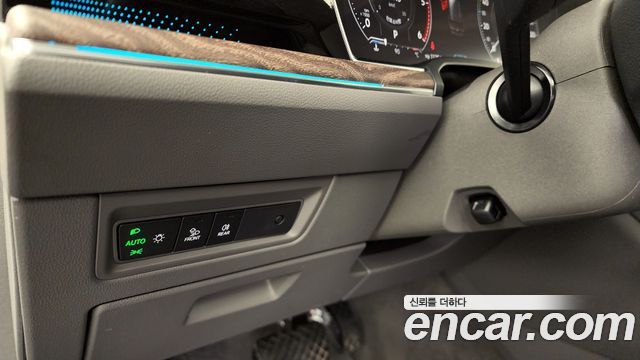 Volkswagen Touareg 2023 — photo 16