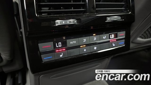 Volkswagen Touareg 2023 — photo 19