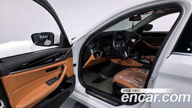 BMW 5-Series 2018 — photo 10