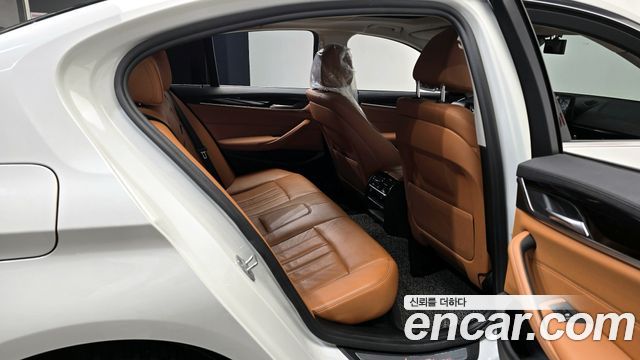 BMW 5-Series 2018 — photo 12