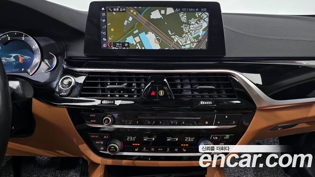 BMW 5-Series 2018 — photo 14