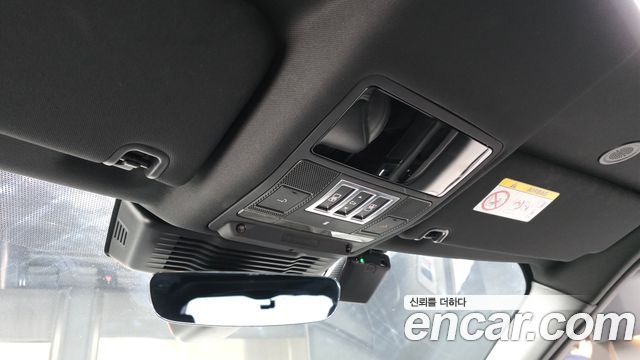 Land Rover Discovery 2023 — photo 17