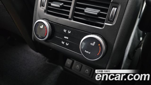 Land Rover Discovery 2023 — photo 19