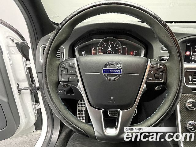 Volvo S60 2017 — photo 11