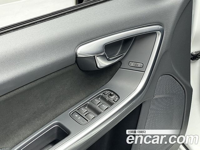 Volvo S60 2017 — photo 17