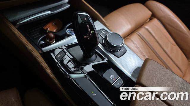 BMW 5-Series 2018 — photo 9