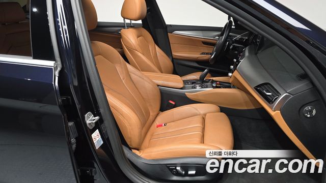 BMW 5-Series 2018 — photo 10