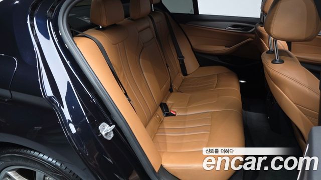 BMW 5-Series 2018 — photo 11
