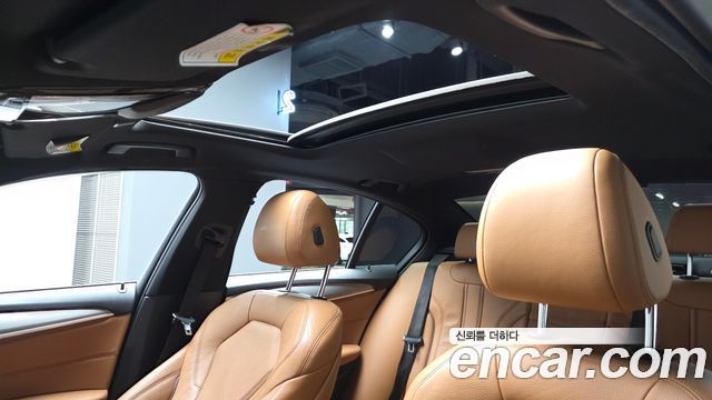 BMW 5-Series 2018 — photo 18