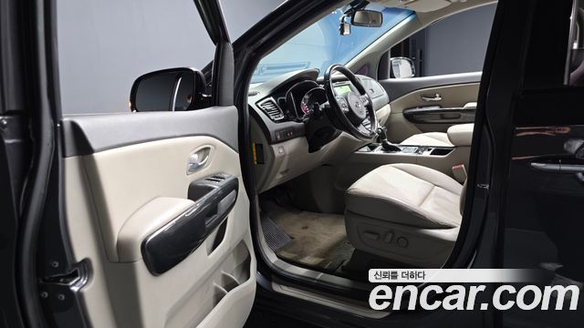 Kia Canival 2015 — photo 10