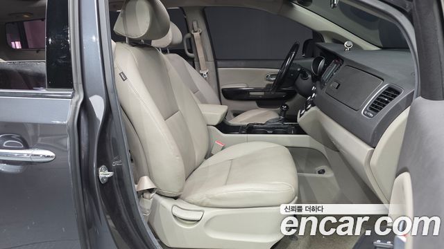 Kia Canival 2015 — photo 11