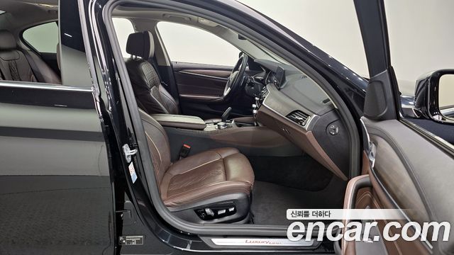 BMW 5-Series 2018 — photo 10