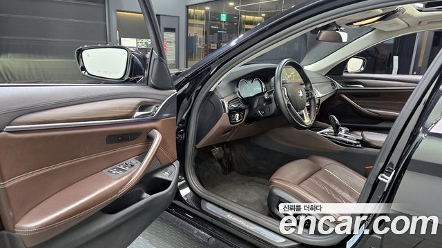 BMW 5-Series 2018 — photo 11
