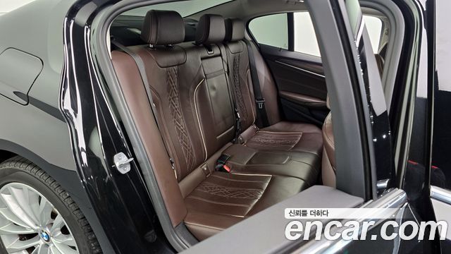 BMW 5-Series 2018 — photo 12