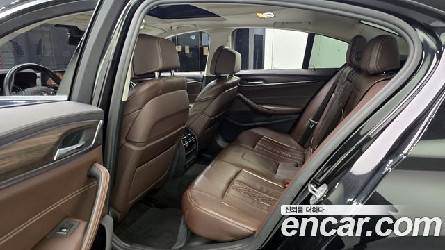 BMW 5-Series 2018 — photo 13
