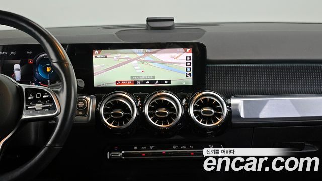Mercedes-Benz GLB-Class 2021 — photo 14