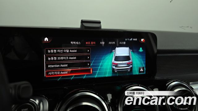 Mercedes-Benz GLB-Class 2021 — photo 16