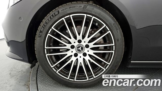 Mercedes-Benz C-Class 2024 — photo 5
