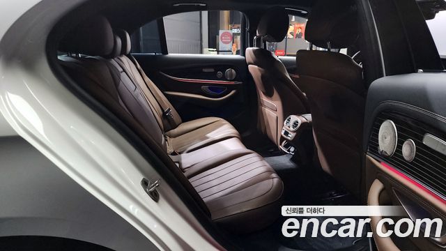 Mercedes-Benz E-Class 2022 — photo 12