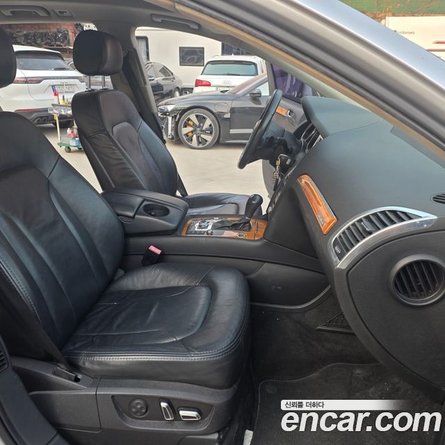 Audi Q7 2010 — photo 11