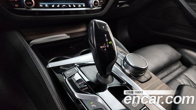 BMW 5-Series 2017 — photo 9