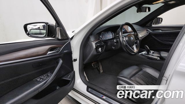 BMW 5-Series 2017 — photo 10