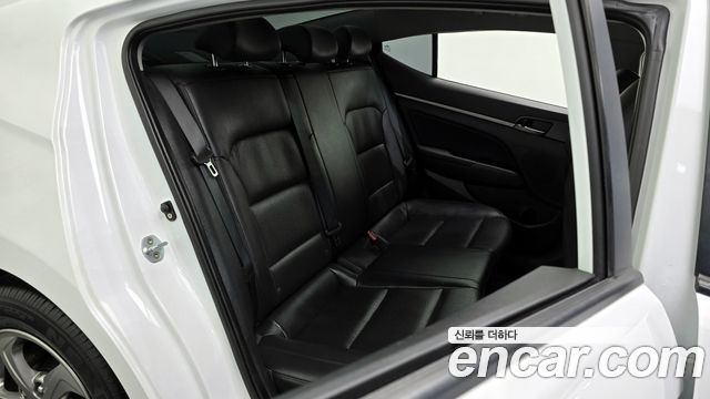 Hyundai AVANTE 2016 — photo 12