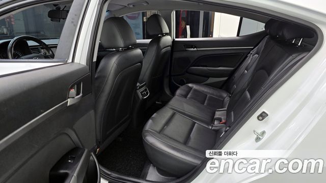 Hyundai AVANTE 2016 — photo 13