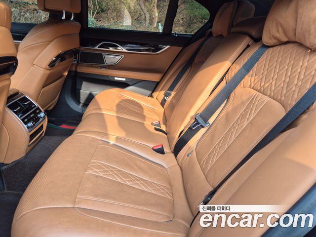 BMW 7-Series 2018 — photo 14
