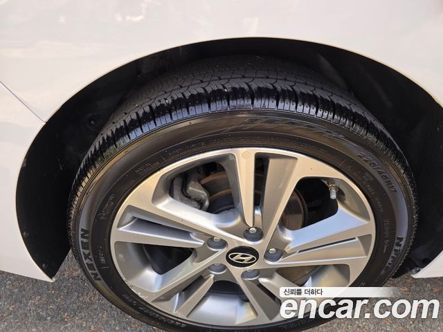 Hyundai AVANTE 2018 — photo 19
