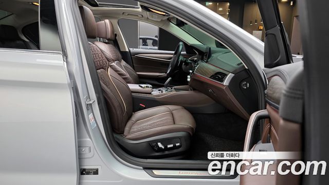 BMW 5-Series 2020 — photo 10