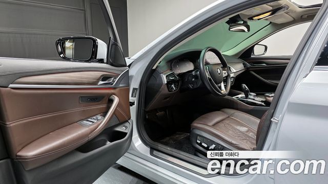 BMW 5-Series 2020 — photo 11