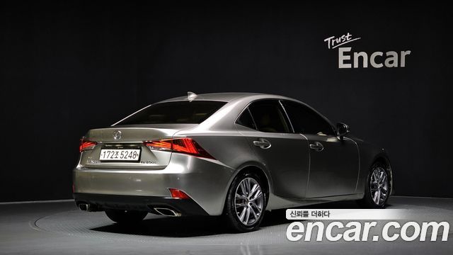 Lexus IS 2017 — photo 2