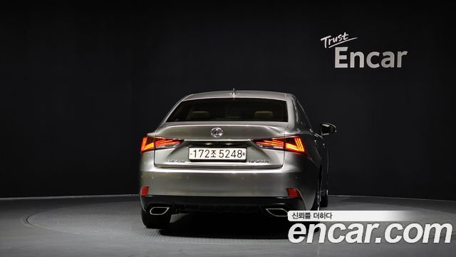 Lexus IS 2017 — photo 4