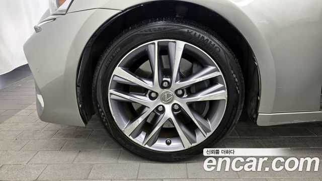 Lexus IS 2017 — photo 5