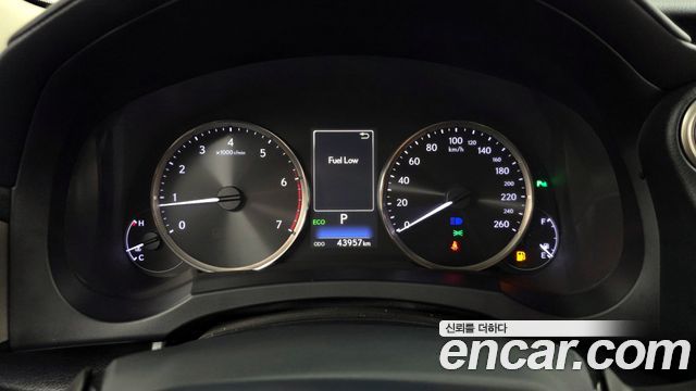 Lexus IS 2017 — photo 8